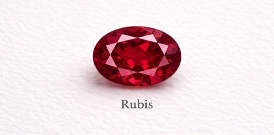 Pierre rubis vue de face, pierre de naissance.